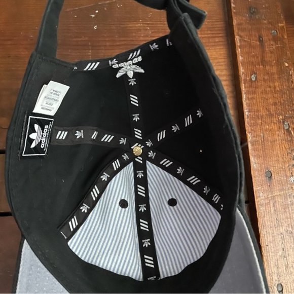 Adidas Black 🧢 baseball cap. Gently used very nice condition. Unisex - Picture 3 of 5